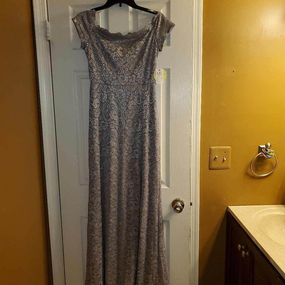 Windsor formal gown, size medium